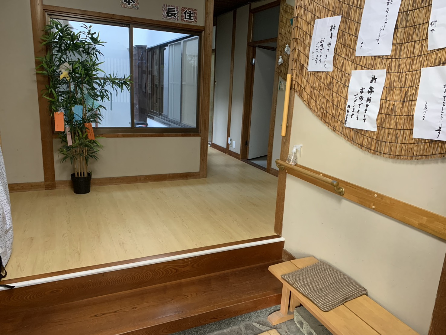 施設の玄関